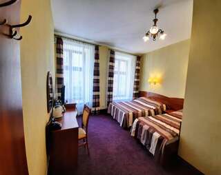 Отель Aneks Hotelu Kazimierz Краков Двухместный номер с двуспальной кроватью и дополнительной кроватью-5