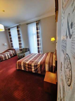Отель Aneks Hotelu Kazimierz Краков Двухместный номер с двуспальной кроватью и дополнительной кроватью-2